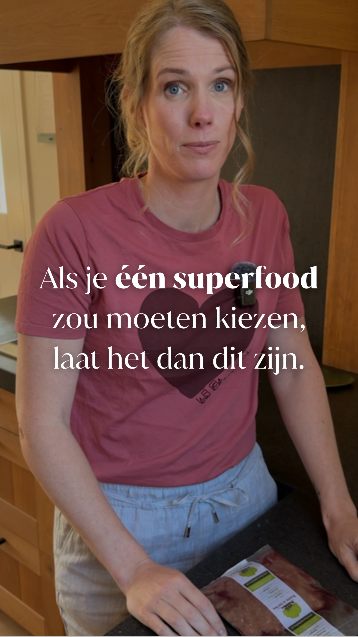 De meeste mensen trekken een vies gezicht bij het idee van lever. En tóch is het het meest voedzame wat je kunt eten. In inheemse culturen werd de lever als eerste gegeten — nog vóór het spiervlees, vanwege de extreem hoge concentratie aan vitamines A, B12, folaat, ijzer, koper, zink en choline. Je hebt er maar weinig van nodig. Maar de impact op je energie, je weerstand en je herstel is enorm. En nee, je hoeft het niet per se te bakken en met lange tanden weg te werken. Er zijn manieren om het slim in je voeding te verwerken. Zelf kies ik voor levergehakt (zoals van @boereninhetbos) — 75% rund, 25% lever. Smaakt als gehakt, voedt als een krachtpakket. 👉 Met kortingscode RNHOLISTIC25 krijg je 5% korting op het hele assortiment van @boereninhetbos