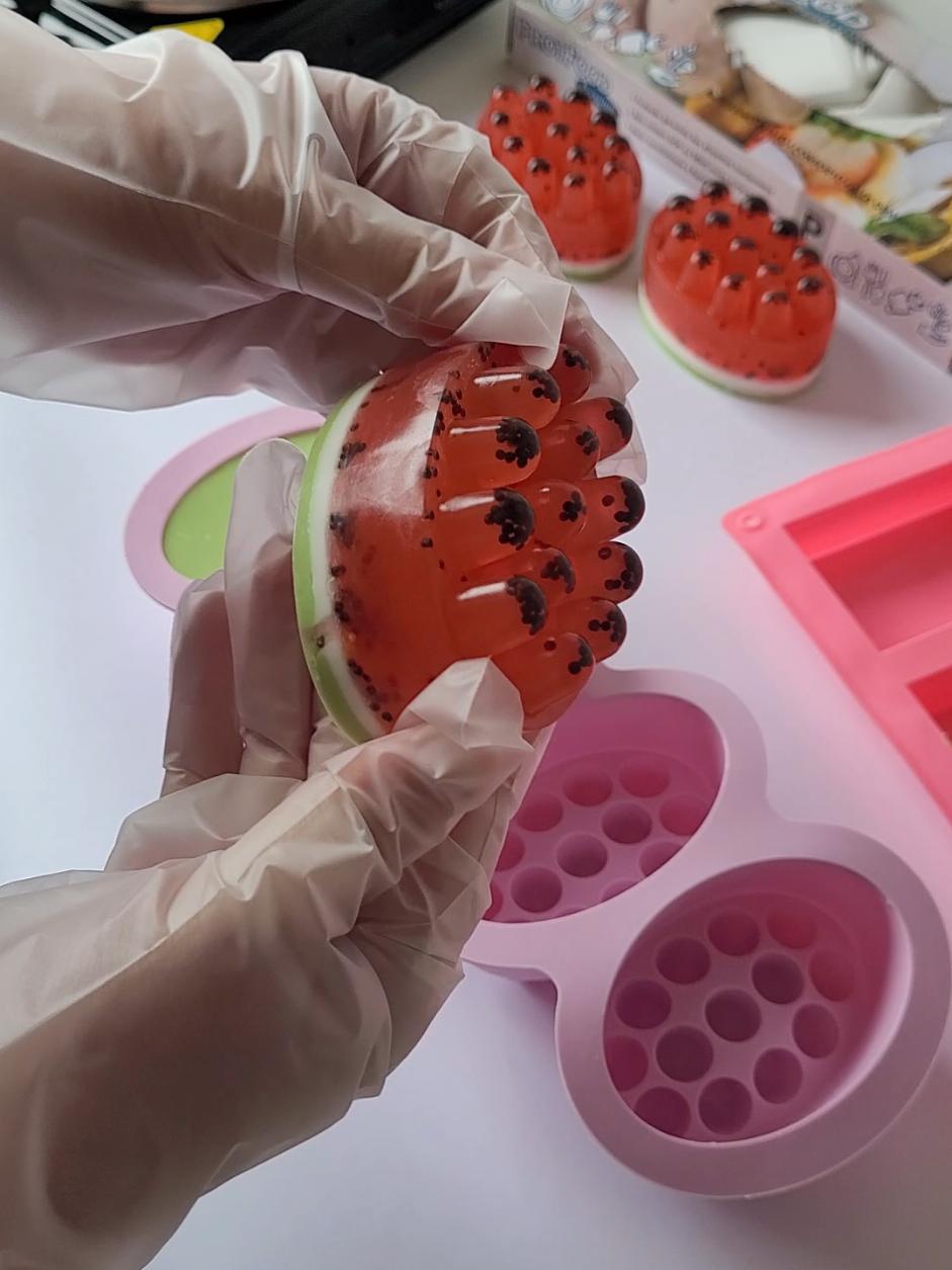 Por ser a primeira vez fazendo esse sabonete, e mesmo errando em alguns pontos eu achei que ficaram lindos, estou super feliz. 🍉🤩❤️ #saboneteartesanal #soap #saboaria #arte #aroma 