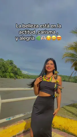 La belleza de una mujer es la sonrisa 