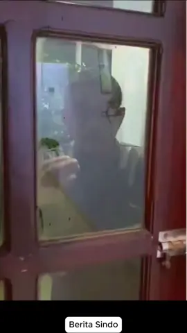 Tamu Hotel di Pekalongan Mengaku Diusir Setelah Diminta Biaya Tambahan di Luar Pemesanan Aplikasi Pekalongan – Seorang tamu mengaku diusir secara paksa dari sebuah hotel di Pekalongan saat hendak beristirahat, meski telah melakukan pemesanan melalui aplikasi. Hotel tersebut diketahui bernama Hotel Pekalongan. Dalam keterangannya, tamu tersebut menyebut telah memesan kamar dan melakukan pembayaran sesuai tarif yang tertera di aplikasi. Namun, setibanya di lokasi, pihak hotel meminta biaya tambahan yang tidak tercantum dalam keterangan pemesanan. Karena menolak membayar biaya tersebut, tamu tersebut mengaku mendapat perlakuan tidak menyenangkan hingga akhirnya diminta meninggalkan hotel. Hingga berita ini diturunkan, pihak manajemen Hotel Pekalongan belum memberikan klarifikasi resmi terkait dugaan pungutan biaya tambahan dan pengusiran tersebut. Peristiwa ini menuai perhatian warganet setelah diunggah ke media sosial, memicu perbincangan mengenai transparansi harga dan perlakuan terhadap tamu hotel. #beritasindo #beritahariini #beritaterkini #beritaviral #viral 