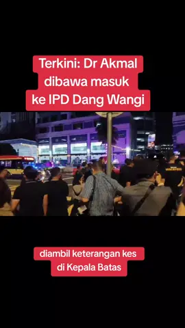 Ramai penyokong Ketua Pemuda UMNO hadir bersolidariti terhadap YB Dr Akmal yang ketika ini diambil keterangan oleh pihak polis berkaitan isu himpunan di Kepala Batas semalam.