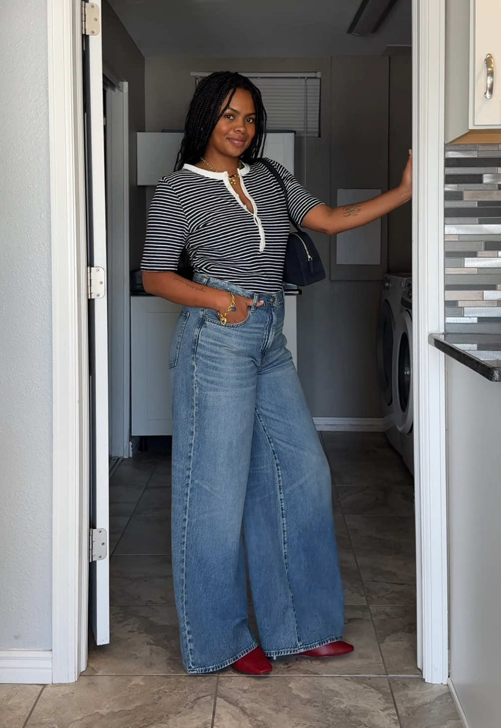 Denim remains the glue of my closet. Experimenting with different shapes and washes keeps things interesting, just how I like it. It’s not just about the jeans, it’s the way you wear them 👖 @madewell #madewellpartner 