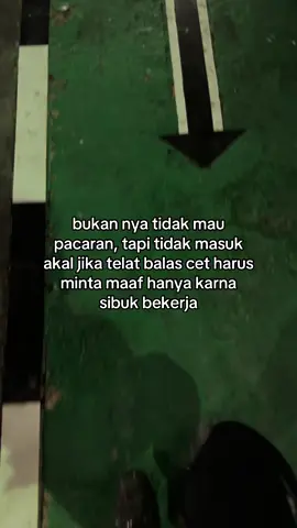 jika tidak bisa mengerti dengan ke sibukan seorang peria maka menjauhlah, karna sibuknya seorang peria hanya bekerja bukan bermain ataupun selalu berkabar ketika dimanapun ia berada. #OKTA21⚡️ 