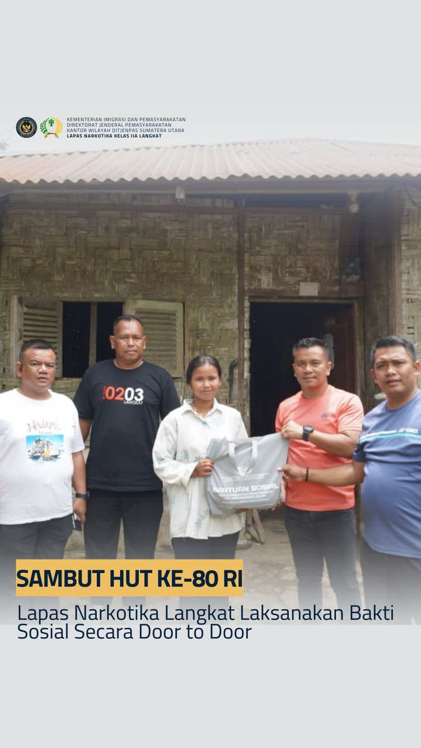 Hallo #SobatSigalang !!! Jumat, 15 Agustus 2025 ___________ *Sambut HUT Ke-80 RI, Lapas Narkotika Langkat Laksanakan Bakti Sosial bagi Masyarakat Sekitar Secara Door to Door* Langkat - Menyambut peringatan Hari Ulang Tahun ke-80 Kemerdekaan Republik Indonesia, Lembaga Pemasyarakatan (Lapas) Narkotika Kelas IIA Langkat menggelar kegiatan bakti sosial sebagai wujud kepedulian terhadap masyarakat sekitar yang membutuhkan. Ragam paket sembako dibagikan kepada para penerima manfaat sekitar Lapas secara door to door oleh Kepala Lapas Narkotika Langkat, Pejabat Struktural dan Pegawai Lapas, Jumat (15/08). Kepala Lapas Narkotika Langkat, Tapianus Antonio Barus menjelaskan bahwa kegiatan ini selain menyambut HUT ke-80 RI, sekaligus mengimplementasikan 13 Program Akselerasi Menteri Imigrasi dan Pemasyarakatan, khususnya terkait pemberdayaan Warga Binaan dan kontribusi sosial. “Kami ingin HUT RI ini menjadi momentum berbagi dan mempererat hubungan dengan masyarakat. Sembako dan hasil ketahanan pangan yang dibagikan adalah hasil kerja Warga Binaan, sehingga pembinaan di Lapas memiliki manfaat nyata bagi lingkungan sekitar,” ujarnya. Penerima bantuan menyambut hangat kegiatan ini, mengungkapkan rasa terima kasih atas perhatian yang diberikan. Suasana hangat dan penuh kebersamaan pun mewarnai kegiatan bakti sosial, menjadikan momen peringatan kemerdekaan semakin bermakna. #lapasnarkotikalangkat #lpnlangkat #lpnlangkatidaman #pastikalangkat 