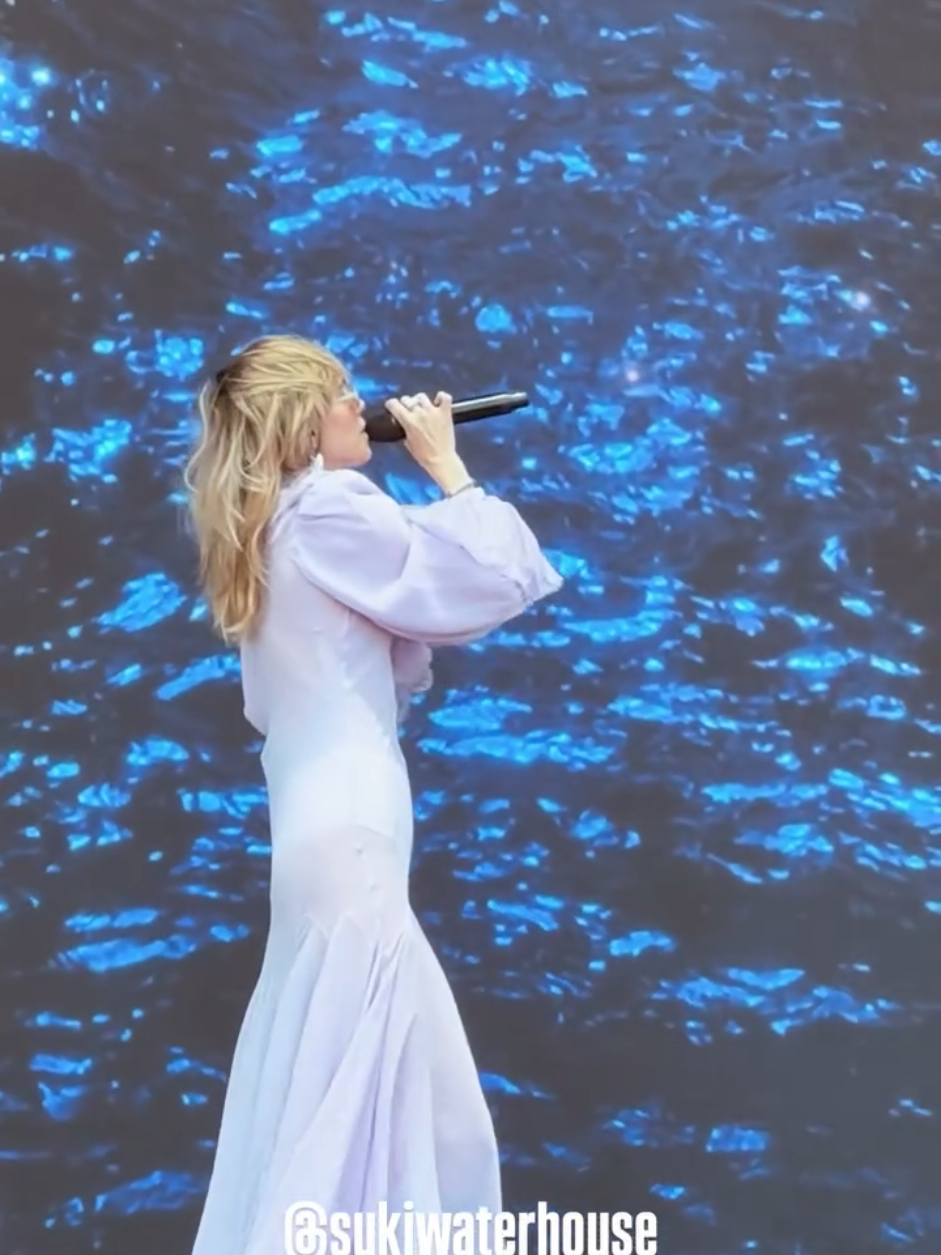 @sukiwaterhouse  performing 'Gateway Drug' today at the Cabaret Vert! via matthis_vandermeulen IG . . . . . . . . #sukiwaterhouse #cabaretvert  #sukiwaterhouseconcert #sparklemuffintour  #fyp 