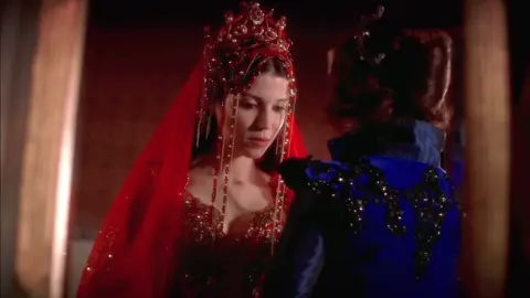 Two weddings, two emotions, two grooms, one bride, poor Hatice #magnificentcentury #muhteşemyüzyıl #elsultan #haticesultan #hurremsultan 
