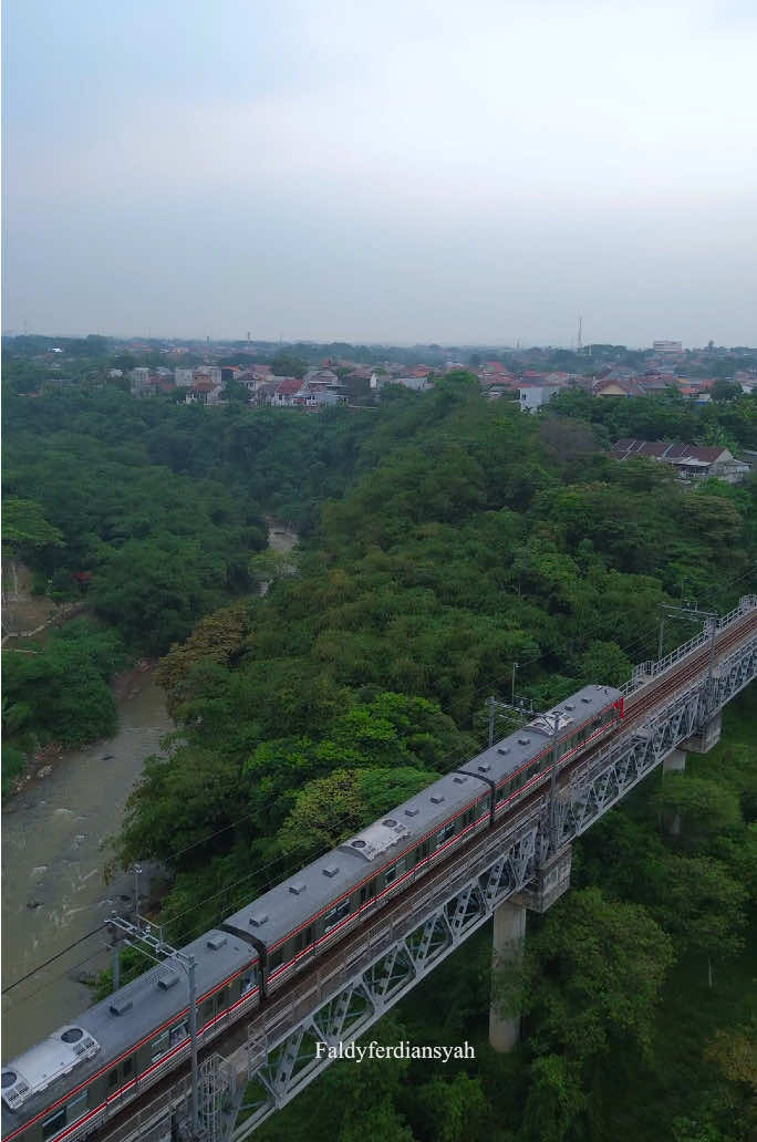 Warga Cibinong dan Depok yang naik kereta dari pemberangkatan Nambo pasti tau Jembatan KRL petak Citayam - Pondok Rajeg ini #krl #comuterline #kereta #railfans #drone 