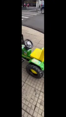 Olá! Sou o Trator Fazendeiro Eco Biemme. Funciono a pedal tracionado por uma corrente, tenho buzina eletrônica e uma caçamba onde a brincadeira fica ainda mais divertida podendo carregar seus objetos preferidos. Juntos faremos muitas aventuras no campo ou na cidade.  Detalhes Rodas grandes e resistentes com calotas e faixa de rodagem em relevo. Volante com buzina eletrônica. Conjunto de pedais com sistema de corrente resistente com base inferior em acabamento fechado para proteção. Assento anatômico antiderrapante. Encaixe traseiro para engate da caçamba. Motor lateral decorativo em alto relevo.  Informações Técnicas Faixa etária: 2 a 5 anos. Categoria: Trator a pedal Peso suportado: 35 Kg Dimensões da embalagem (CxLxA): 935 x 590 x 470 mm #trator  #fazenda #viral  #loja  #like 