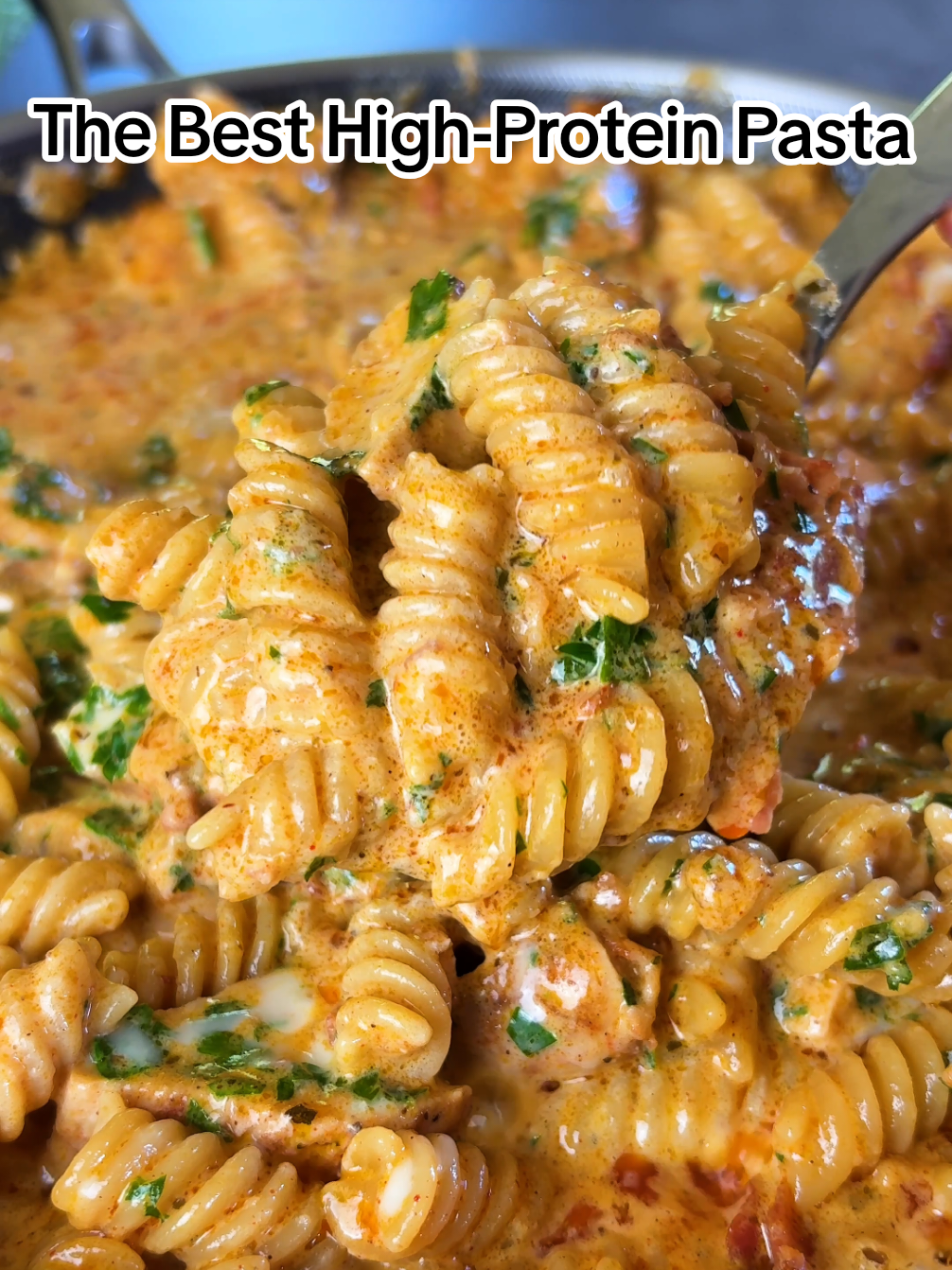 EAT OR PASS?!🤤 Have you honestly seen something that looks better than this today?😍 These high-protein chicken bacon ranch pasta are clearly one of my best work!🔥 It's creamy without having too much fat and calories, it's high protein and, obviously, it's DELICIOUS! You have to give it a try ✨ Ingredients: Chicken breast High-fiber pasta  Low-fat cream  Parmesan cheese  0% chicken broth Garlic Bacon Ranch seasoning  Garlic & onion powder, dried oregano & smoked paprika  Salt & pepper  Reduced-fat mozzarella  Fresh parsley  The full recipe with all the steps and measurements is in my Healthy & Happy Cookbook, link in my bio📝 Lots of love, James ❤️ #pasta #chicken #bacon #delicious #FoodTok 