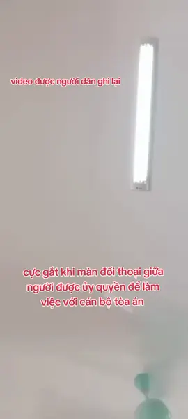 người dân không đồng tình với cách làm việc của cán bộ tòa án khi người dân đến làm việc 