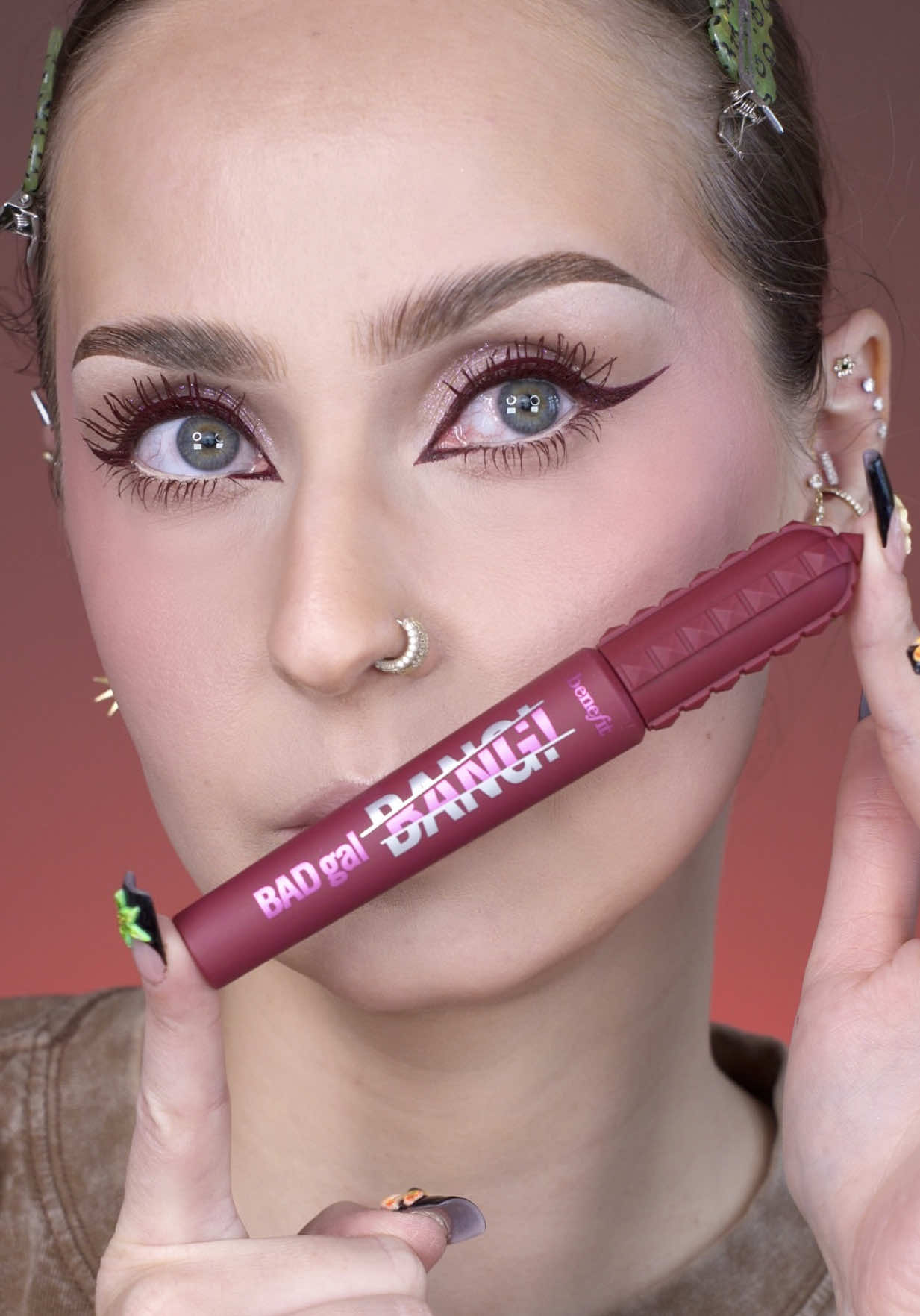 En quête du mascara bordeaux parfait ! Je teste celui de @BenefitFrance  #fullface #makeup #maquillage #beauty #makeupartist 