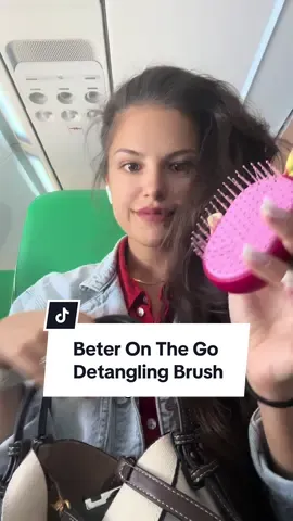 Perie pentru descurcarea parului Beter On The Go Detangling Brush - Perii flexibili de 0,8 milimetri descurcă părul fără efort și oferă un masaj plăcut scalpului.  😛 #dazahaircare #brush #readytogo #airplane #foru