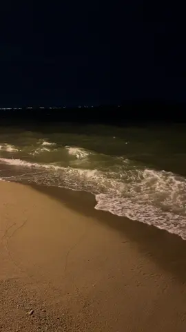 ทะเลกลางคืนก็ช่วยฮีลใจไปอีกแบบ อย่าลืมมาพักใจ คลื่นสวย💙🌊 #ทะเล  #หาดจอมเทียน  #หาดจอมเทียนพัทยา #พัทยา 