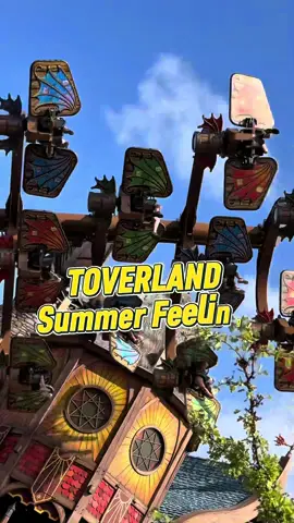 🐉 Ein Freizeitpark mit Drachen, 🦄 Einhörnern und 🧙‍♂️ Magiern? ➡ Willkommen im Toverland! ✨ Hier triffst du auf magische Welten, spektakuläre Achterbahnen & verzauberte Themenbereiche. 🌟 Und im Sommer? ☀ Summer Feelings pur – mit Shows, Live-Musik, extra langen Öffnungszeiten & jeder Menge Specials. Verpasse zum Beispiel nicht die Summer Feelings Parade, geh auf Drachenjagd in Avalon oder entspanne am Sandstrand bei Solaris mit einem Cocktail. (Nur noch bis 24.08.2025) 🎶🍹🌴 👉🏻Habt ihr den magischen Freizeitpark schon besucht? 📍 Freizeitpark Toverland (in der Nähe von Venlo in den Niederlanden), täglich geöffnet bis 02.11.2025 | Winter-Saison ab 22.11.2025, Tipp: Online über die Toverland Website spart man 7€ auf das Tagesticket. #freizeitparktraveller #toverland #freizeitpark #summerfeelings 