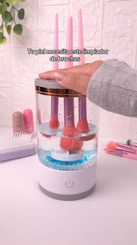 Este limpiador automático de brochas de maquillaje 🌸 cuida tu piel y elimina bacterias que causan acné. Ideal para todo tipo de brochas y esponjas de maquillaje #maquillaje #brochas #limpiadordebrochas #skincare #maquillajecolombia  Limpia en segundos restos de base, polvos y sombras dejando tus brochas listas para un acabado perfecto. Rápido, portátil y recargable por USB. 
