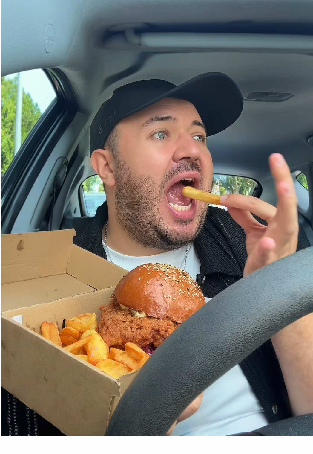 Nemzetközi vizekre eveztem!🙌 Az egyik legfinomabb hamburgereket ettem a PIGGY BBQ AND BURGERBE 🍔🍟 Kivel mennél el megkóstolni?👀 1. Repostold a videót. 2. Jelöld meg akivel elmennél. 3. Likeold a Piggy bbq and burger Facebook oldalát. Sorsolás kommentben! #dobaiaty #tastetest #reklám #hamburger #fy 