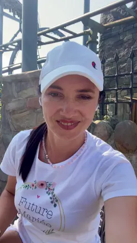 💬 Я хочу поділитися своїми думками про мову. Її неможливо вивчити швидко, якщо ти виріс у середовищі, де її не чув і не використовував. 👵 Приклад із моєї родини. Моя бабуся прожила в Росії до 25 років. Потім дідусь привіз її на Західну Україну. Вона намагалася перейти на українську, але виходила вже своя, особлива мова: не драбина, а рабрина, не горобець і не воробей, а воробець. 🤣 Дідусь її завжди жартома виправляв, і вона не ображалася. Було весело слухати їхні діалоги. Одного разу він ловив рибу, а вона сердито гукає: — Павло, скотина! Іді дадому! А він спокійно повернувся й каже: — Та не скотина, а бидло, ходи-но додому! Ми всі реготали, але факт залишався фактом: їй було важко перейти на чисту українську, бо все життя вона говорила інакше. 👩‍🎓 Але всі діти й онуки бабусі вже говорили українською. Чому? Бо навчалися в школі українською. І це ключ. 📚 В Україні всі предмети мають викладатися державною мовою. Інші мови — лише як іноземні, максимум 1-2 рази на тиждень. Особливо це стосується російської, бо зараз наша мета — повністю вивести її з освітнього простору.  Українська мова — це не просто слова 📖💛💙 Це наш код, наша ідентичність, наше право жити вільно. Я багато подорожую Україною 🌍 і бачу різне. У Криму, коли ми там були ще до окупації, мене вразило одне: жодного магазину з вивіскою українською мовою 🏪❌. У книжковому магазині 📚 — жодної книжки українською. Мова витіснена, атмосфера така, ніби українська просто не існує. І це не випадково — коли мову витісняють, це завжди з метою. Російська пропаганда працювала роками, заселяли людей, які говорили російською, і результат передбачуваний — війна ⚔️ та окупація. Тоді ж я дізналася цифри, від яких стало не по собі: Чорноморський флот РФ мав понад 300 кораблів 🚢, а український — менше 40, і майже половина з них були навіть не на ходу ⚓️. Було очевидно, що якщо нічого не змінювати, і дати пропаганді час, вона проросте корінням. Росія там правитиме. Пам’ятаю, як у Криму до нас підходили люди з Запоріжжя і казали: “Зачьеєм нам украінскій язьік ? Я нє могу помочь Моєму рібьонку в млажшей школє с домашнім заданієм” 🤷‍♀️. Я питаю: “А  з англійською допомагаєте?” — “Ні, репетитора наймаю”. Ну, кажу: “То найміть і з української” 😉 Саме такі розмови показують, наскільки глибоко діяла пропаганда. 🌍 І це не лише про російську. На Закарпатті багато хто в побуті говорить румунською чи угорською. Знати мови — добре, але вони не повинні витісняти українську. Бо коли державна мова відходить на другий план, рано чи пізно з’являється ризик відокремлення.і це теж сигнал тривоги 🚨. Саме тому нам потрібна чітка державна політика: 🏫 Школа — лише українською. 🏪 Вивіски — українською. 🛍 Обслуговування — українською. Бо коли мови немає — немає й держави. І навпаки: там, де українська звучить, Україна живе. 💛 І пам’ятаймо: мова — це не просто слова. Це кордон, який ми не маємо права віддати. Тому зараз — повертаймо українську мову скрізь. На вивісках 🏪, у книжках 📚, у побуті 🏡, у школах 🏫. Бо мова — це перший фронт. А якщо хтось і далі скаже: “Якою мовою неважливо говорити” — то передайте їм, що ми так майже втратили Крим. І як жартують у соцмережах: “Російська мова — це не тільки засіб спілкування, а ще й спосіб доставки російських танків” 🪖🚛. #МоваЄднає #УкраїнськаМова #ДержавнаМова #МоваВажлива #ЄдинаКраїна   