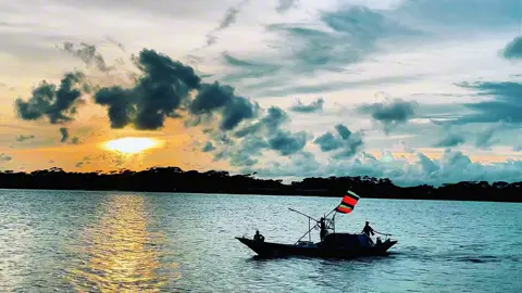 নদীর তীর ঘেষে মাঝি তার গন্তব্যে যাচ্ছে ❤️‍🩹 #fyp #foryou #trending #viraltiktok #viralvideo @For You @TikTok Bangladesh @TikTok 