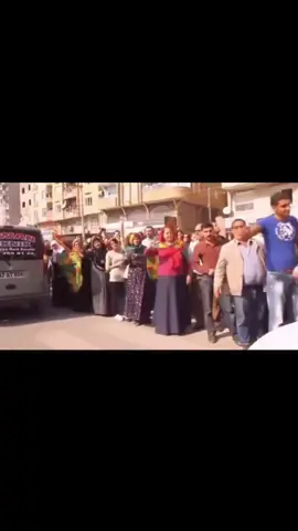 ‪Dil açısından bakarsak, Kürtlerin, bütün öteki dillerin nüfuzuna karşı bir bağışıklığı vardı. Askerlik hizmeti, göçerlik sonucu kurulan sürekli temaslar, Kürtlerin iki dilli, bazen de çok dilli olmalarına yol açmıştı, ama kendi dillerini tam olarak korumuşlardır.‬ ‪-Kurdistan Tarihi, Kolektif‬