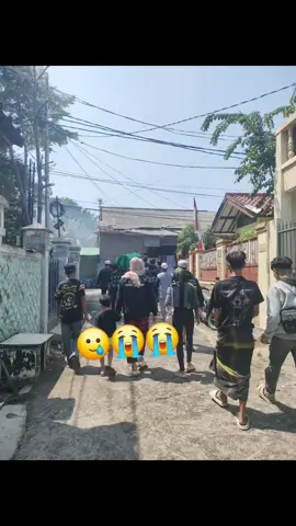 maaf ya kakak tadi kita libur dulu.. saya Fadil..  Bantu doa nya ya temen temen.. Telah meninggal dunia Adik kandung saya. FEBYOLA PRIHATINI BIN SAMIKIN اَللَّهُمَّ اغْفِرْلَها وَارْحَمْهَا وَعَافِهَا وَاعْفُ عَنْهَا، وَأَكْرِمْ نُزُلَهَا، وَوَسِّعْ مَدْخَلَهَا، وَاغْسِلْهَا بِالْمَاءِ وَالثَّلْجِ وَالْبَرَدِ، وَنَقِّهَا مِنَ الْخَطَايَا كَمَا يُنَقَّى الثَّوْبُ اْلاَبْيَضُ مِنَ الدَّنَسِ. وَأَبْدِلْهَا دَارًا خَيِرًا مِنْ دَارِهَا، وَأَهْلًا خَيْرًا مِنْ اَهْلِهَا وَزَوْجًا خَيْرًا مِنْ زَوْجِهَا، وَأَدْخِلْهَا الْجَنَّةَ، وَأَعِذْهَا مِنْ عَذَابِ الْقَبْرِ وَفِتْنَتِهِ وَمِنْ عَذَابِ النَّارِ Allaahummaghfir laha warham ha wa’aafi ha wa’fu anha wa akrim nuzula ha wa wassi’ madkhola ha waghsil ha bil maa-i wats-tsalji wal barodi wa naqqi ha minal khothooyaa kamaa yunaqqots tsaubul abyadlu minad danasi wa abdil ha daaron khoiron min daari ha wa ahlan khoiron min ahli ha wazaujan khoiron min zaoji ha wa adkhil hal jannata wa ‘aidz ha min ‘adzaabil qobri wafitnati hi wa min ‘adzaabin naar. Artinya: 