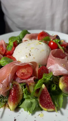 Burrata - Feigen -  Rohschinken - Rucola -  Tomaten  saisonal & einfach die perfekte Kombi! ☀️👏 🌿 Kräutervinaigrette: - 3 EL Olivenöl - 1 EL alter Balsamico - 1 KL Honig - Saft ½ Zitrone - 10 g Schnittlauch  - 10 g Basilikum - Salz & Pfeffer  #fyp #switzerland #foru #FoodLover #cooking #FoodTok 