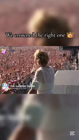 Insane hoe Pommelien als een queen door de volledige weide op handen gedragen wordt 🙏 #pommelienthijs #pommelien #meisjesvanhoning #pukkelpop 