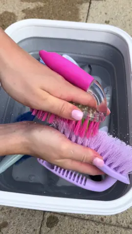 CLEAN MY BRUSHES WITH ME🧹  Much needed clean on some of my brushes 🧽 #scrubbingasmrb #CleanTok #scrubbingsounds #scrubbing #cleaningmotivation 
