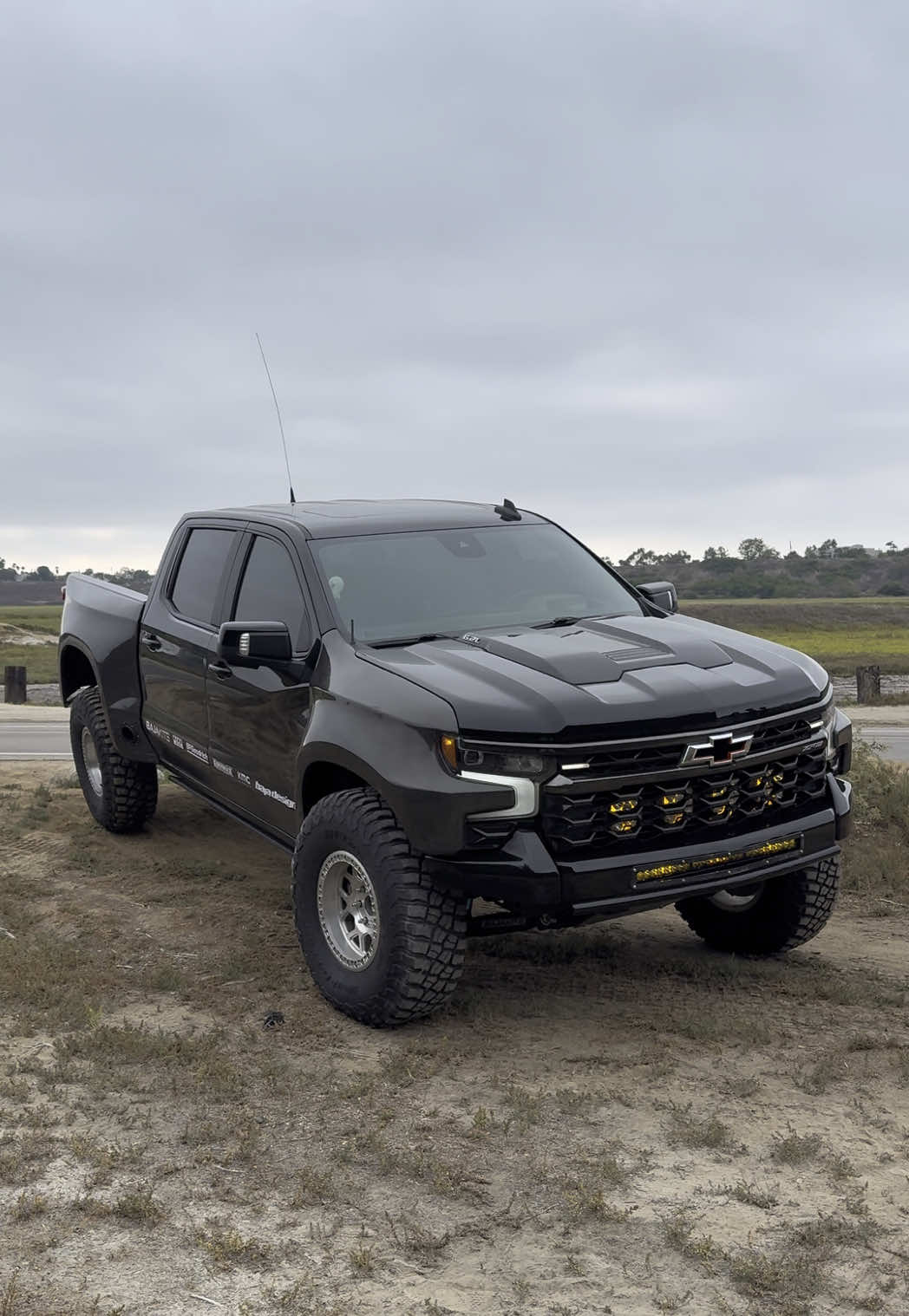 cali for the weekend ⛅️🖤 #RP4ZR2 #prerunnersoftiktok #chevy #silverado #cleanestzr2 #offroad #desert #4x4 #kingshocks #fyp #viral #trending #newport #socal 