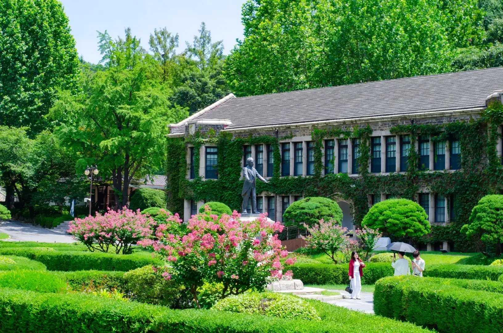 Quiet summer days at Yonsei 🍃 사진 제공: 중앙사진동아리 연영회 및 연세대 홍보팀 YCAM @yonsei_global #yonsei #university #yonseiuniveristy 💙🦅