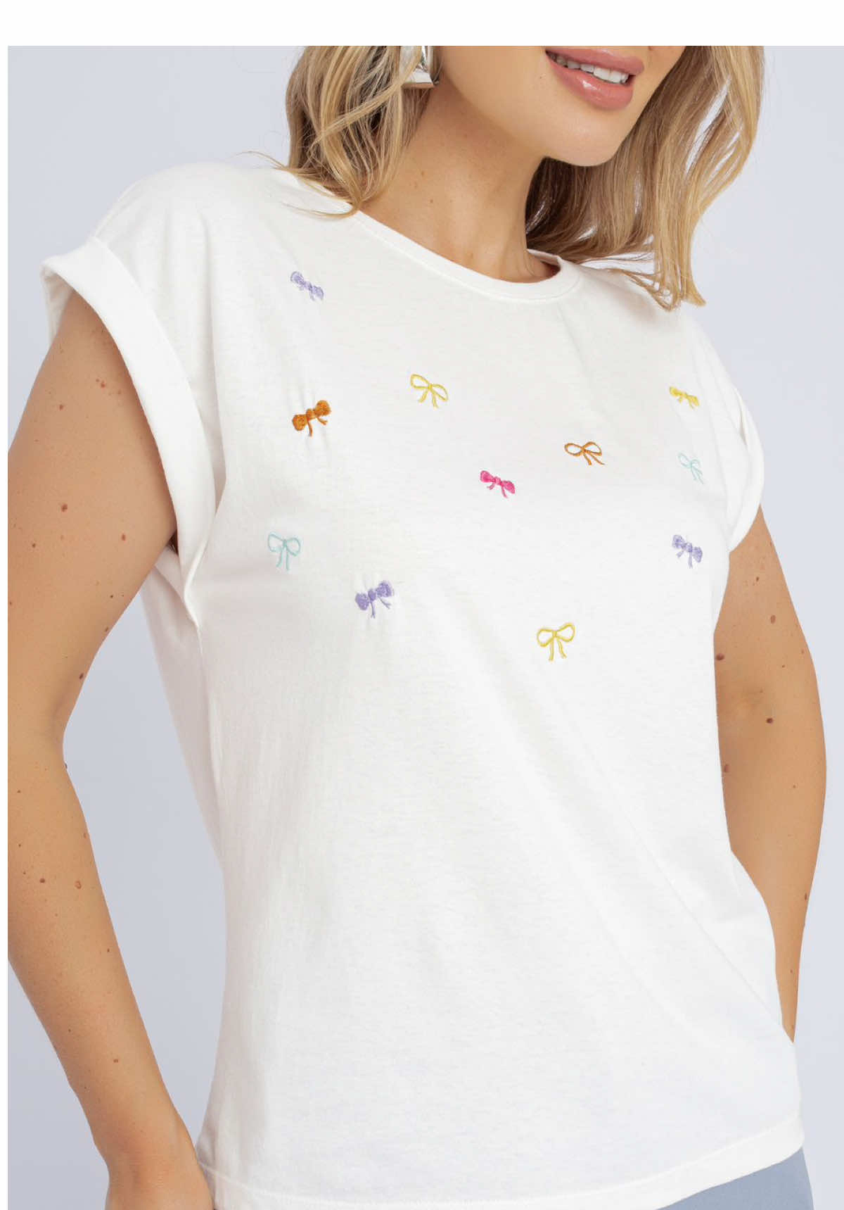 A clássica muscle tee ganha um charme a mais com a delicadeza do bordado. Moderna e atemporal, é perfeita para elevar looks casuais com um toque feminino e estiloso. Comente EU QUERO para receber o link no seu direct!
‌ Blusa Muscle Tee Bordada | Ref.: BLUS142
‌ 🛒 Compre a sua peça favorita através do nosso site: http://www.swissboutique.com.br 📲 Dúvidas? Estamos no Direct ou WhatsApp (11) 9 4599-0452 🧡 Primeira vez comprando na Swiss? Utilize o cupom PRIMEIRACOMPRA e garanta 15% de desconto! 🚚 FRETE GRÁTIS! Região de São Paulo Capital nas compras acima de R$200. . . . #moda #modafeminina #fashion #tendências #estilo #lookdodia #blusa #blusamuscletee #blusafeminina #blusabasicafeminina #blusaalgodaofeminina 