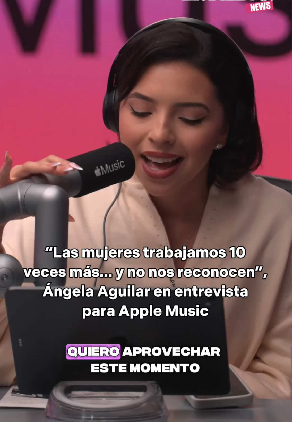 Apple Music difundió en TikTok un adelanto de la más reciente entrevista de Ángela Aguilar, donde la cantante mexicana habló sobre su carrera, sus influencias musicales y el papel de las mujeres en la industria. El momento más comentado llegó cuando, con la voz entrecortada y visiblemente conmovida, Ángela expresó que se siente sola en una sociedad que, como mujer, le importa más su vida personal que el lado artístico. #orgullolatinonews #angelaaguilar #nodal #cazzu #noticias 