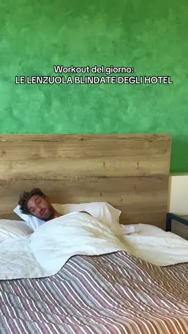 Ma chi li prepara i letti degli hotel? Hulk? Perché fate così?! #hotel #meme #vacanze #videodivertenti #comedy 