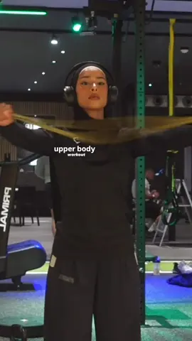 upper body workout 🤍 strong girls train upper body consistently 💅🏻 upper body days are just the best pls I have so much fun •barbell rows •dumbbell chest press • kettlebell gorilla rows • kettlebell kneeling single arm press • cable kneeling single arm pull down • cable face pull full fit @Gymshark / code: zaafirah10 save for later 🫂 #GymTok #FitTok #gymmotivation #upperbody #upperbodyworkout #gym #gymgirl 