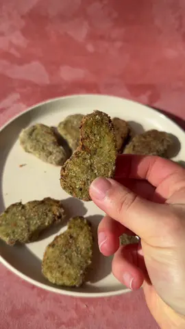 Patitas de pollo y espinaca 🍗🍃 muy fáciles, saludables y riquísimas!! Ideal para hacer y freezar, para grandes y chicos 🙌🏻 En una procesadora pone 2 pechugas de pollo junto con 1 atado de espinaca cocido y bien escurrido (clave para no sumarle agua a la preparación). Condimentá a gusto, yo usé sal, ajo y cebolla en polvo. Procesá bien hasta que quede una masa/pasta. Forma las patitas y pásalas por el rebozador de tu preferencia. Acá podes freezarlas o cocinarlas en horno, sartén o air fryer, a temperatura media-alta, vuelta y vuelta. #recetassaludables #recetasfaciles #singluten #almuerzosaludable #altoenproteina   