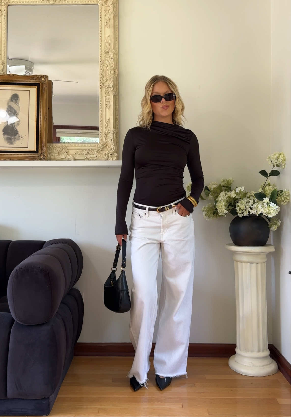 white jeans + black belt + basic top + black accessories 🤝🏼🖤 one of my favorite outfit formulas  #whitejeans #falloutfits #transitionaloutfits 