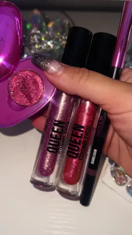 The IT GIRL Bundle. Everything you want, all in one irresistible package. This is your last chance to claim it. If you’re getting one bundle, make it this one. 💖 #queencosmetics #diamondlips #sparkle #makeupinspo #diamondeyes #backtoschool #backtobold #lipliners #pink 
