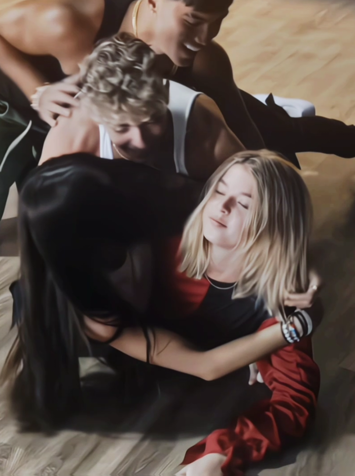 a sav correndo pra abraçar a sina igualzinho a saby correu pra abraçar a joalin 😭 #nowunited #sabinahidalgo #sinadeinert #savannahclarke #joalinloukamaa 
