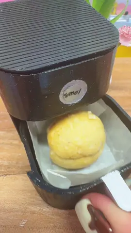 The size of my thumbnail, I bake for you a fresh bread roll, scooped out in the middle and in its pace 1 beaten egg, some crispy bacon or ham, a chunky slice of tomato topped with cheese and the bread bun lid! Pop it in the airfryer and see the magic #littlethings #airfyer #mini #hotbread
