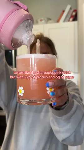 @Just.Ingredients DID THAT 👏 & with all real fruit — discount code ‘danielle’ 💗 #pinkdrink #clearprotein #strawberry 