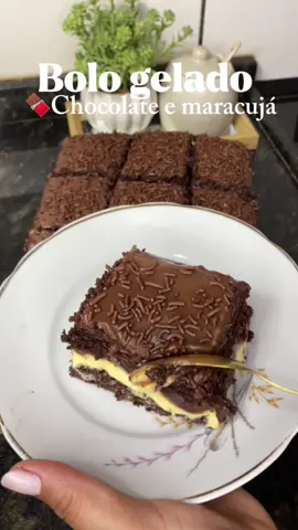 Esse bolo gelado tem meu ❤️✨ Massa do bolo  3 ovos  1 xícara de açúcar  1 xícara de leite Meia xícara de óleo  Meia xícara de chocolate em pó usei 100% 1 colher de sopa de fermento para bolo  Recheio 2 caixa de leite condensado  2 caixa e meia de creme de leite  4 colher de chocolate  Redução de dois maracujás #bolo #receita #receitas #bolochocolate #receitasimples 