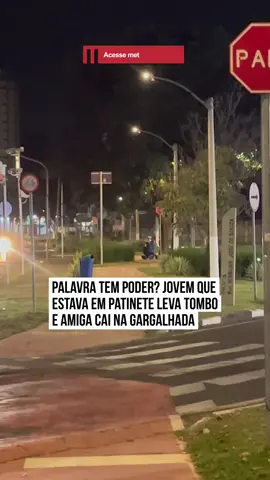 😯😅🛴 Enquanto aguardava a #amiga com quem havia marcado encontro, uma #jovem já começava a perder a #paciência e reclamava do local de espera. Segundos depois, a amiga surgiu em um #patinete elétrico, mas o inesperado aconteceu: ela levou um tombo direto no chão. A cena inusitada arrancou gargalhadas da jovem, que acabou registrando o momento sem querer, e também de quem assistiu ao vídeo. #TikTokNotícias  📹 @bohhmee  | @myhoodbr