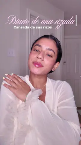 Si amas tus rizos pero odias el frizz… esta rutina de dos pasos puede cambiarlo todo.  Probé por primera vez la línea para cabello rizado de @Color Wow Hair y no exagero cuando digo que mis rizos quedaron jugosos, definidos y libres de frizz… incluso con humedad. 💆🏻‍♀️🌀 El Flo-etry Serum 🧴hidrata desde la raíz hasta las puntas sin peso ni grasa. Y el Shook Spray 💗sella la definición para un acabado brillante y sin ese “crunch” que por lo menos a mi no me gusta.  #rizos #antifrizz #cabellorizado #curlyhair #curlyroutine #rizosperfectos #haircare #rizossinfrizz 