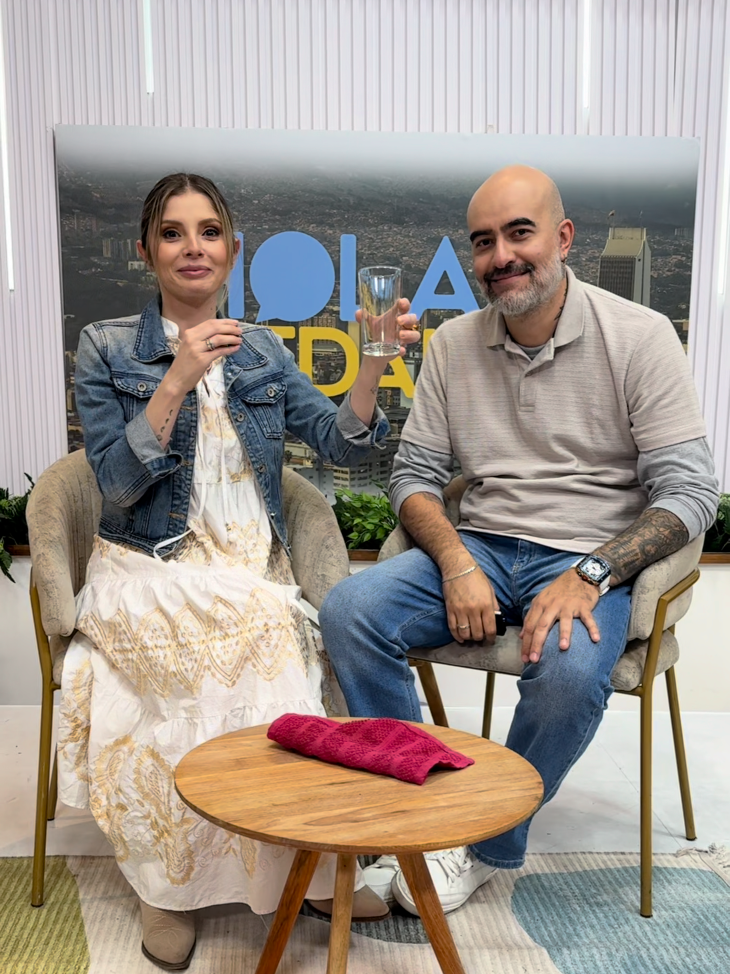 Fue una jugada transparente y todos lo vimos. 😂  ❤️ Like si crees que Eli se merece su semana de descanso.  Para seguir viendo las ocurrencias de este equipo, te esperamos en #HolaMedallo de lunes a viernes, a las 7:00 a. m.  #AquíTeVes