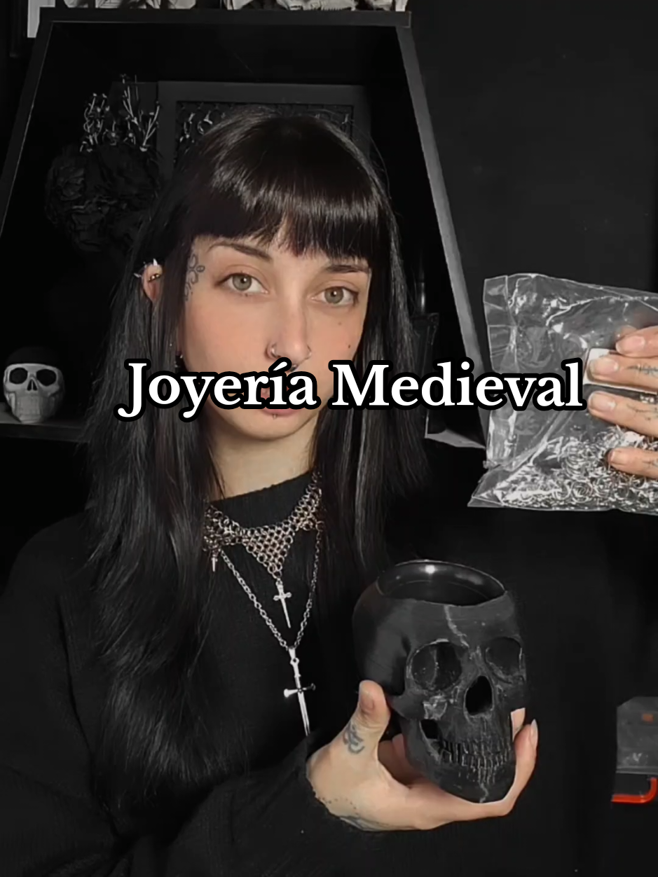 Te muestro cómo creo esta pieza de joyería medieval 🛠️💍 mientras cuento la historia de los gremios artesanos medievales ig: crow.darkshop       #joyeriamedieval #hechoamano 