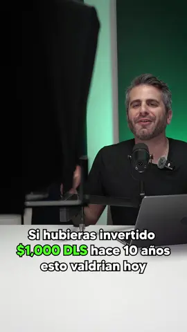 La bolsa de valores de Estados Unidos es uno de mis activos favoritos para invertir. Porque cuando inviertes con una buena estrategia y visión de largo plazo, no solo puedes lograr crecimientos superiores a otros activos de inversión, también puedes construir una segunda fuente de ingresos en dólares gracias a los dividendos que te pagan las empresas en las que inviertes. El próximo miércoles 27 de agosto a las 7:30 p.m. (hora CDMX / GMT-6) voy a dar un taller completamente gratis y en vivo llamado: Cómo Invertir y Ganar Dividendos este 2025, en donde te voy a explicar con peras y manzanas cómo puedes invertir en la bolsa de Estados Unidos desde donde estés, y empezar a recibir ingresos pasivos en dólares antes de que termine el año. Si te interesa, haz clic en el link de mi bio, regístrate y nos vemos en el taller. ¡No te lo pierdas!