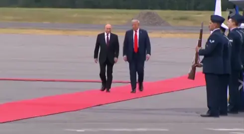 Președintele rus Vladimir Putin și președintele american Donald Trump s-au întâlnit pe aerodromul din Anchorage. A urmat o scurtă sesiune foto, după care Trump și Putin au urcat împreună în automobilul președintelui american, continuând discuțiile în drum spre întâlnirea bilaterală programată. Summitul a început cu o discuție față în față în limuzina lui Trump, liderii discutând deja subiectele planificate pentru întrevederea oficială. #romaniainformata #romaniainformatacorect #romania #fyp #donaldtrump #vladimirputin 