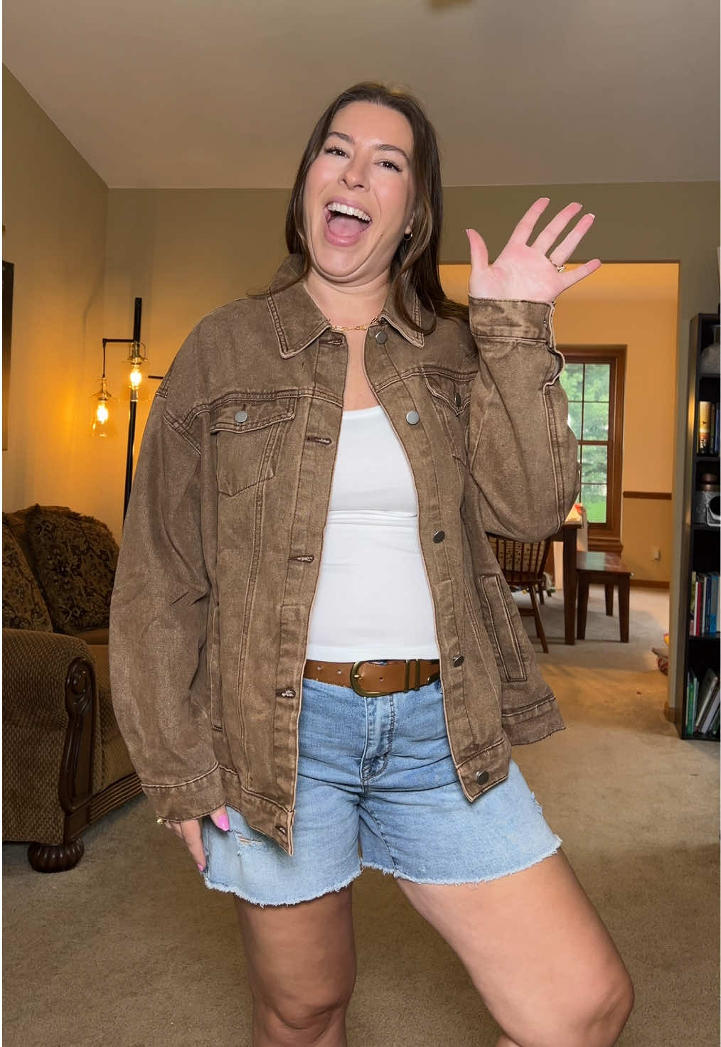 This oversized brown denim jacket is going to be a fall staple! It’s so cute and will go with all of your cozy outfits. #DenimJacket #FallFashion #AutumnStyle #DenimOutfit #ootdfall 