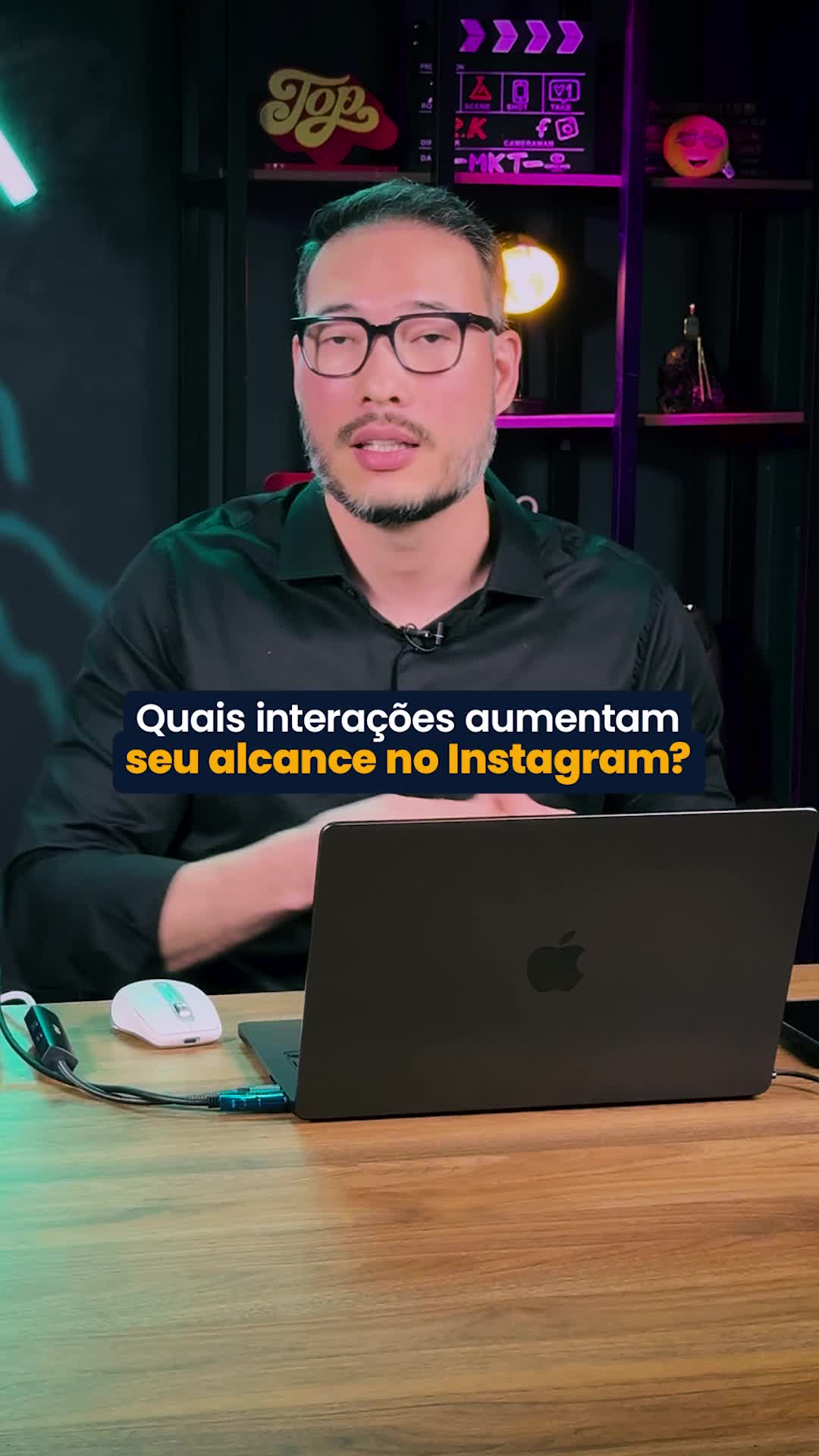 Como aumentar o alcance no Instagram antes e depois de postar? No Instagram, o alcance começa antes do post ir ao ar e continua muito depois dele ser publicado. Isso porque o algoritmo distribui seu conteúdo com base em afinidade e sinais de interação — e essas métricas são construídas ao longo do tempo, não apenas no momento da publicação. ❤️ Nos minutos que antecedem o post, invista tempo com pessoas que importam para o seu negócio: seus melhores clientes, influenciadores do nicho e público-alvo. Essa interação aquece o algoritmo, aumenta reciprocidade e eleva seu score de afinidade, o que aumenta as chances de seu conteúdo aparecer para eles assim que for publicado. 💬 O período logo após a publicação é o momento em que o algoritmo mede o potencial do post. Responder comentários rapidamente não só mantém a conversa ativa, mas também estimula o efeito manada — quando outros visitantes percebem engajamento e se sentem incentivados a participar. ⏰ Mesmo depois da primeira hora, revisitar o post nos momentos de maior presença do seu público mantém o conteúdo circulando no feed e reforça sua relevância. É como dar novos impulsos orgânicos ao mesmo conteúdo. 🧠 Use caixinhas e enquetes em horários de alto tráfego. Publicar em horários de baixa reduz a taxa de resposta, porque outros Stories mais recentes podem empurrar o seu para trás na fila de exibição. O alcance não é sorte — é resultado de uma sequência estratégica antes, durante e depois da publicação. No curso Engage&Venda+ IA, você aprende não só como aplicar essa lógica para aumentar seu alcance, mas também como criar conteúdos de valor que engajam e vendem de forma consistente. Inscreva-se pelo link na bio!