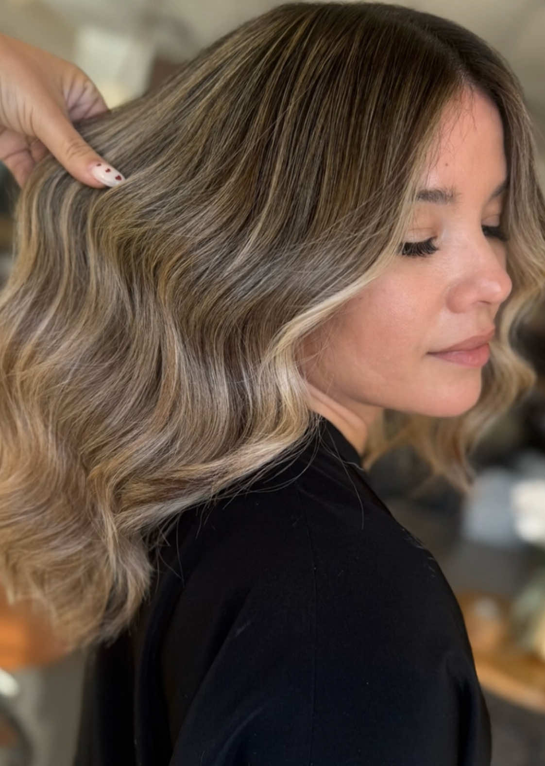 Si es rubio… ¡Byliash está lista!✨ Nuestra clienta de siempre —y sí, ya tiene años de música con nosotras— vino una vez más en busca de su look favorito: rubio, rubio, y más rubio.💁🏼‍♀️😍 #beauty #hairstylist #balayage #beautysalon