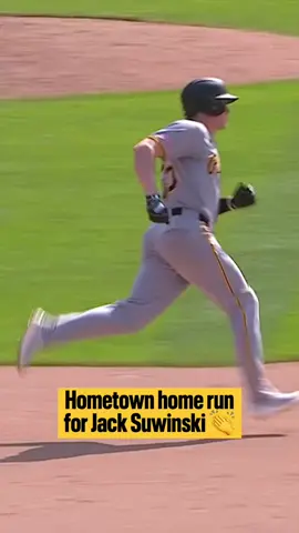 A big home run in his hometown for Jack Suwinski 👏
